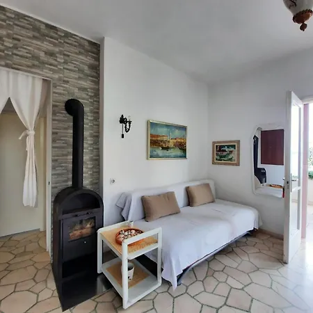 Beachfront Elena With Big Terrace & Garden Апартаменти *