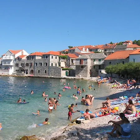 Beachfront Elena With Big Terrace & Garden Постіра