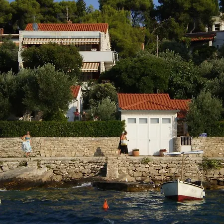 Beachfront Elena With Big Terrace & Garden Апартаменти *
