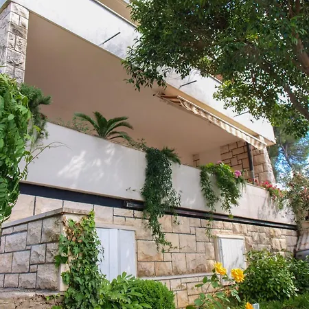 Beachfront Elena With Big Terrace & Garden Постіра