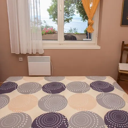 Апартаменти Beachfront Elena With Big Terrace & Garden Постіра