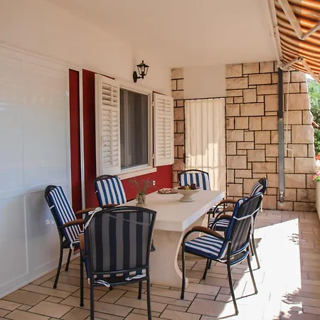 Beachfront Elena With Big Terrace & Garden Апартаменти
