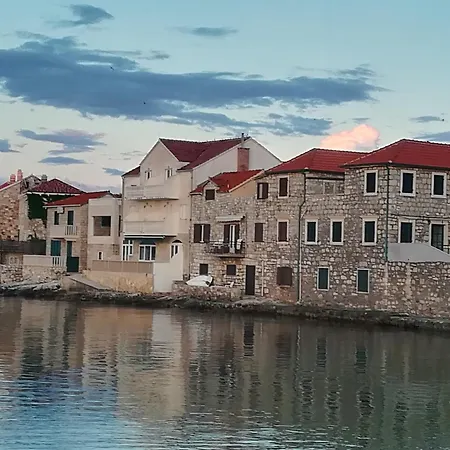 Апартаменти Beachfront Elena With Big Terrace & Garden *